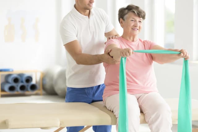 Skuteczna rehabilitacja po endoprotezie biodra – uniknij komplikacji Skuteczna rehabilitacja po endoprotezie biodra – uniknij komplikacji