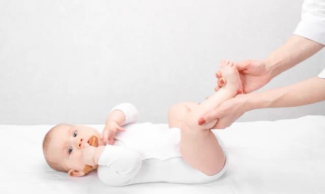 Kiedy z dzieckiem do fizjoterapeuty? Kluczowe sygnały i wiek wizyty Kiedy z dzieckiem do fizjoterapeuty? Kluczowe sygnały i wiek wizyty