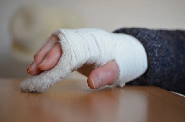 Jak długo trwa rehabilitacja po złamaniu nadgarstka? Sprawdź, co wpływa na czas powrotu do zdrowia Jak długo trwa rehabilitacja po złamaniu nadgarstka? Sprawdź, co wpływa na czas powrotu do zdrowia