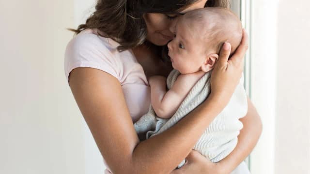 Jak podnosić niemowlę bez ryzyka dla mamy i dziecka? Jak podnosić niemowlę bez ryzyka dla mamy i dziecka?