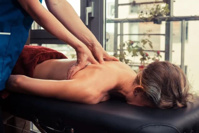 Ból pleców: ortopeda czy fizjoterapeuta? Kiedy wybrać odpowiedniego specjalistę? Ból pleców: ortopeda czy fizjoterapeuta? Kiedy wybrać odpowiedniego specjalistę?