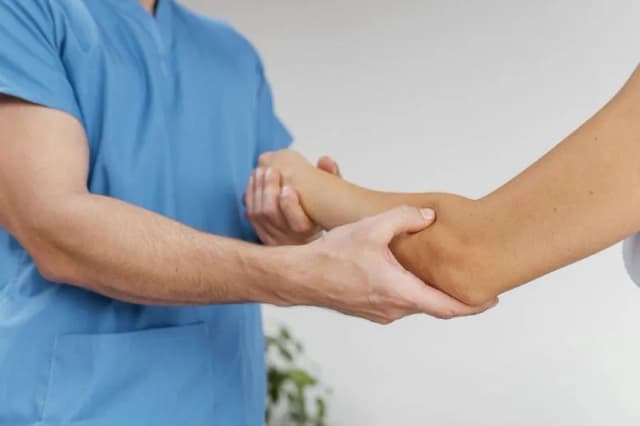 Ile trwa rehabilitacja po złamaniu ręki? Kluczowe informacje o czasie i ćwiczeniach Ile trwa rehabilitacja po złamaniu ręki? Kluczowe informacje o czasie i ćwiczeniach